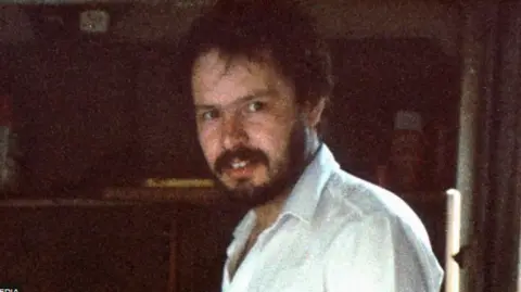 PAメディア 茶色の髪と髭を生やした男性の古い粗い画像